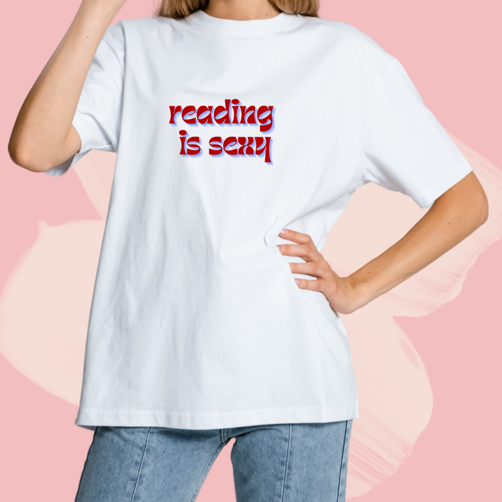 Biały T-shirt oversize bawełniany z nadrukiem reading is sexy napis