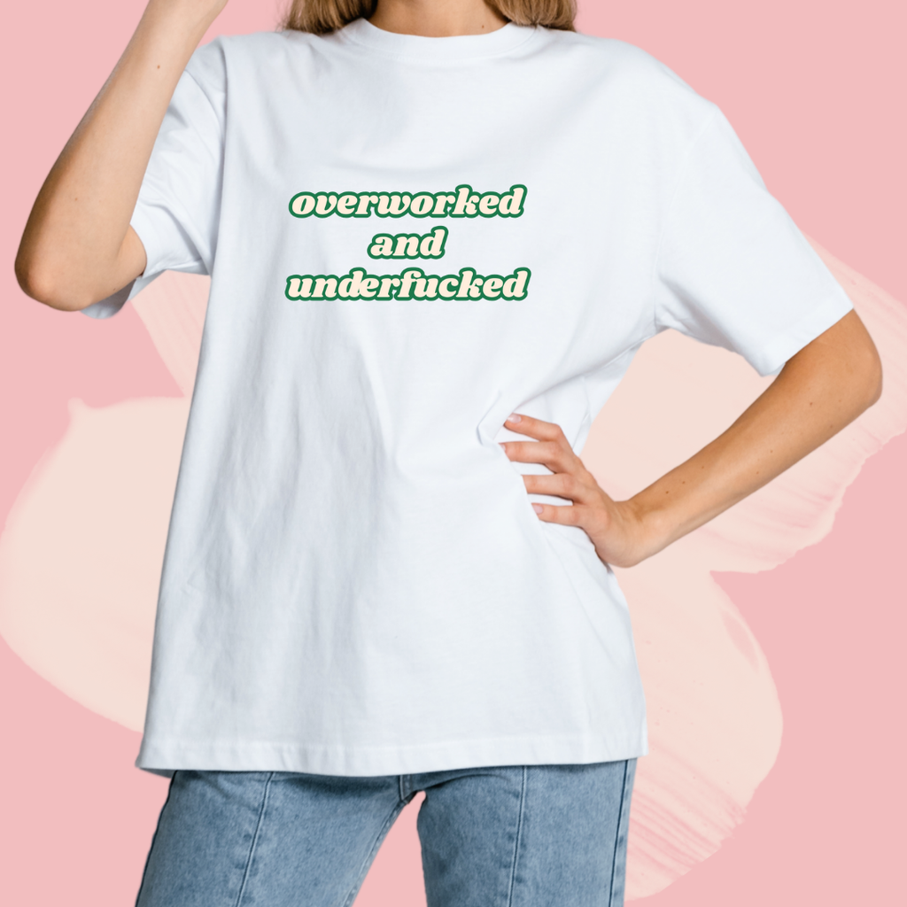 Biały T-shirt oversize bawełniany z nadrukiem napis overworked and underfucked