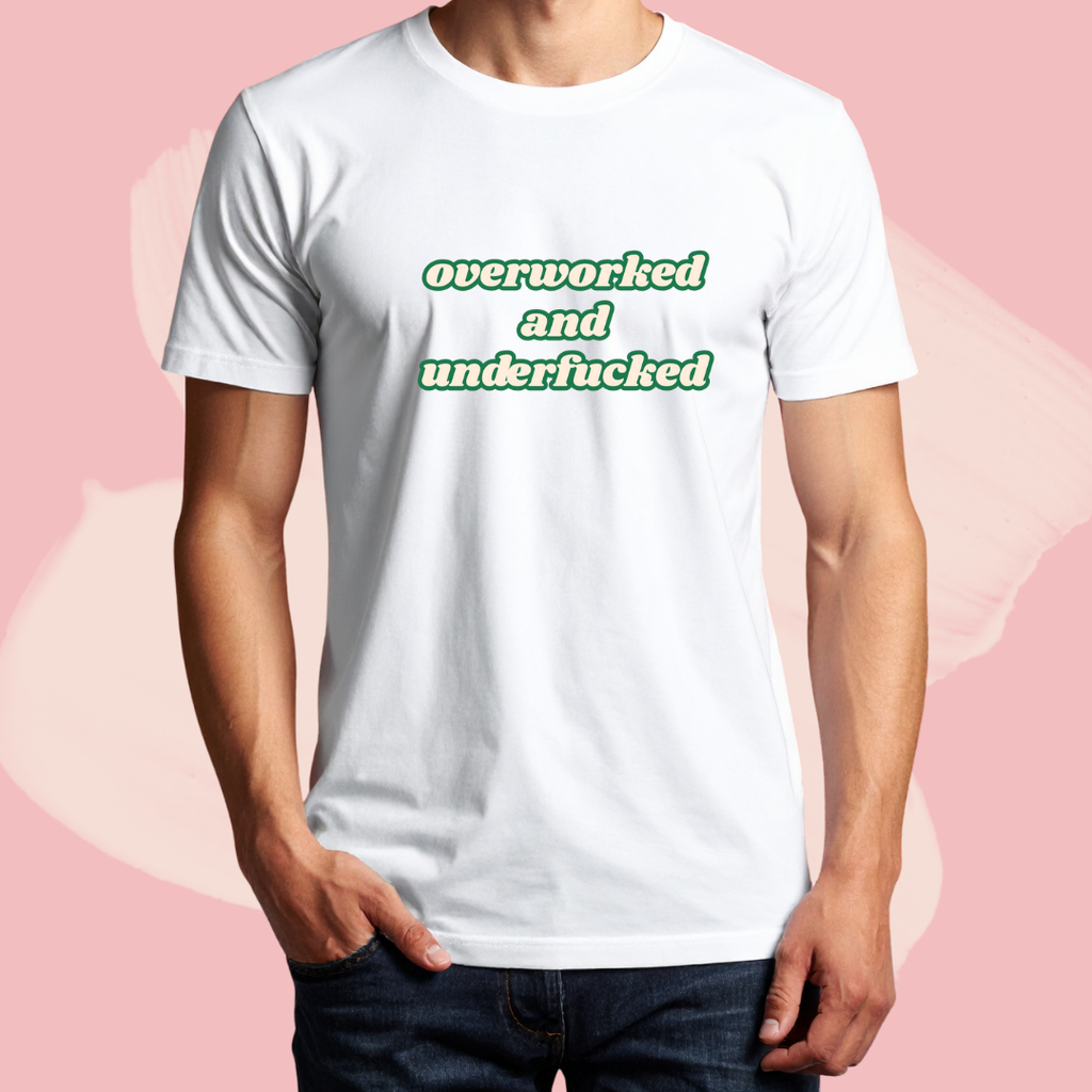 Biały T-shirt oversize bawełniany z nadrukiem napis overworked and underfucked