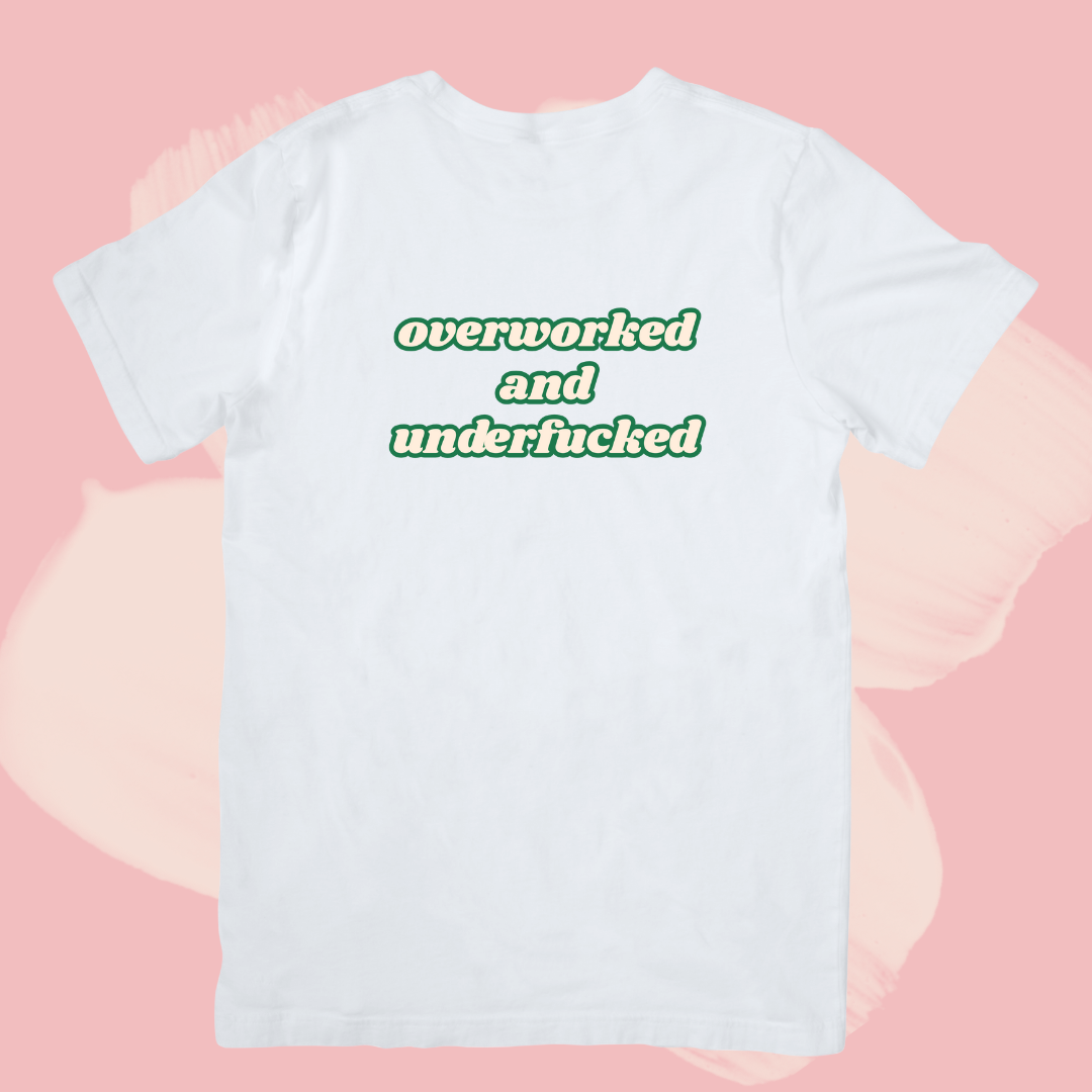 Biały T-shirt oversize bawełniany z nadrukiem napis overworked and underfucked