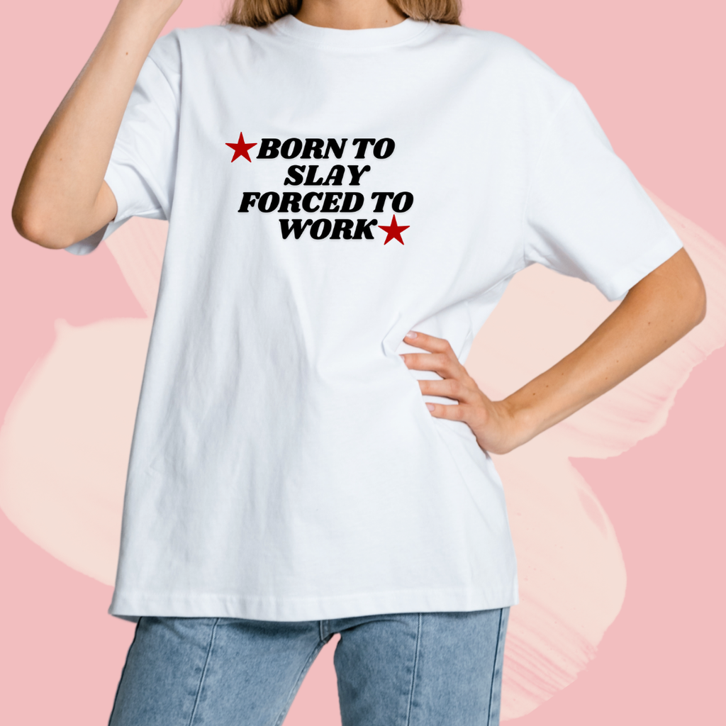 Biały T-shirt oversize bawełniany z nadrukiem born to slay forced to work śmieszny napis